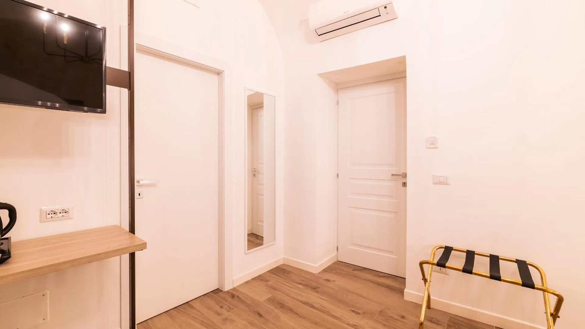 Santa Teresa Luxury Rooms Naples 0*,